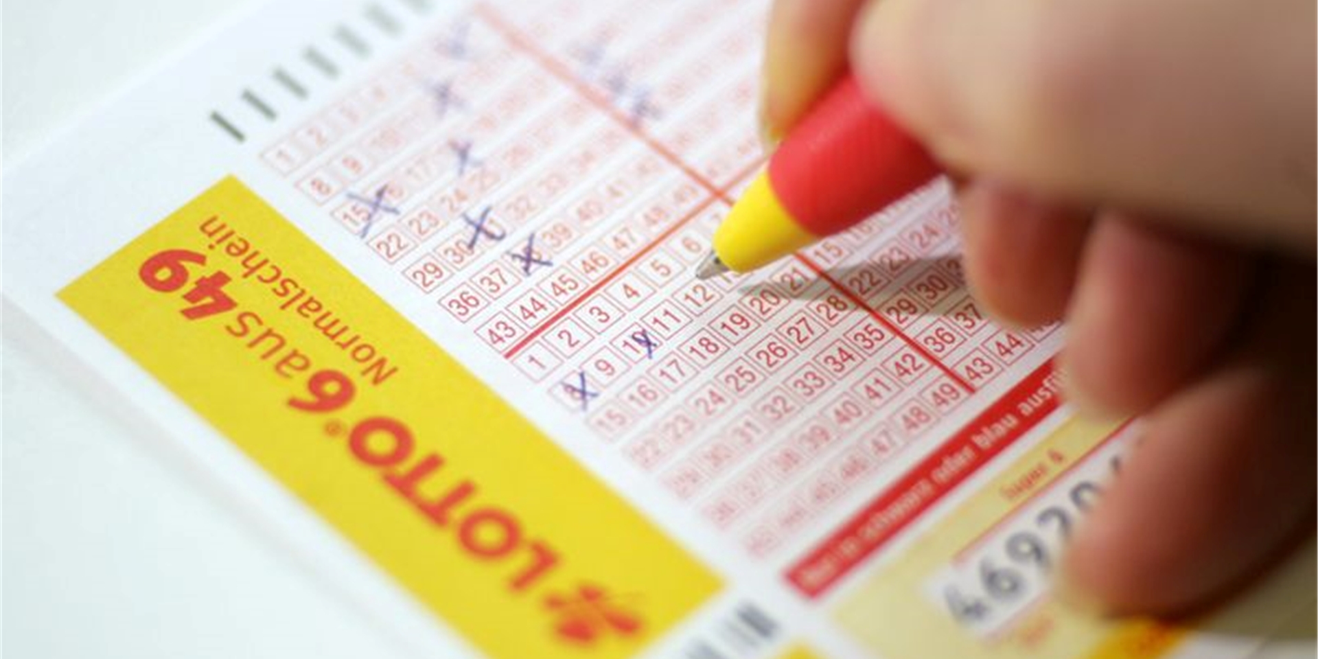Ein Lotto-Schein wird ausgefüllt