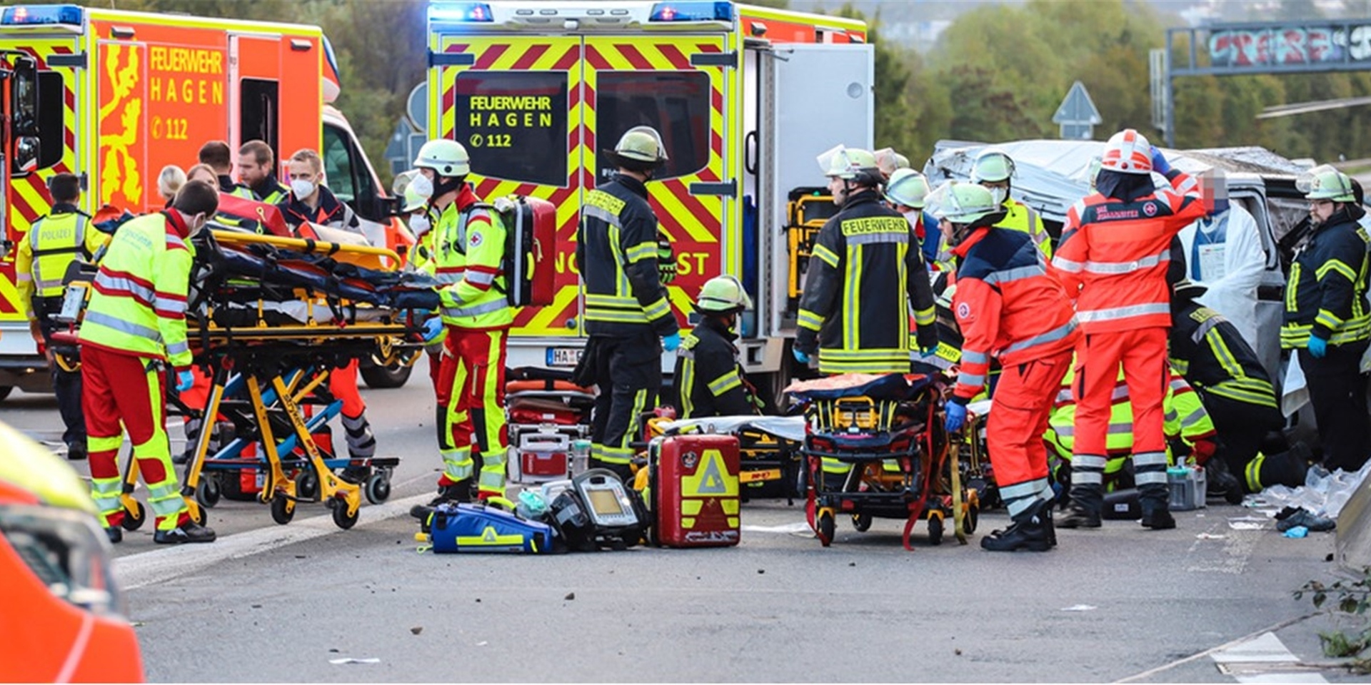 Dutzende Einsatzkräfte von Feuerwehr und Polizei kümmern sich um Verletzte.
