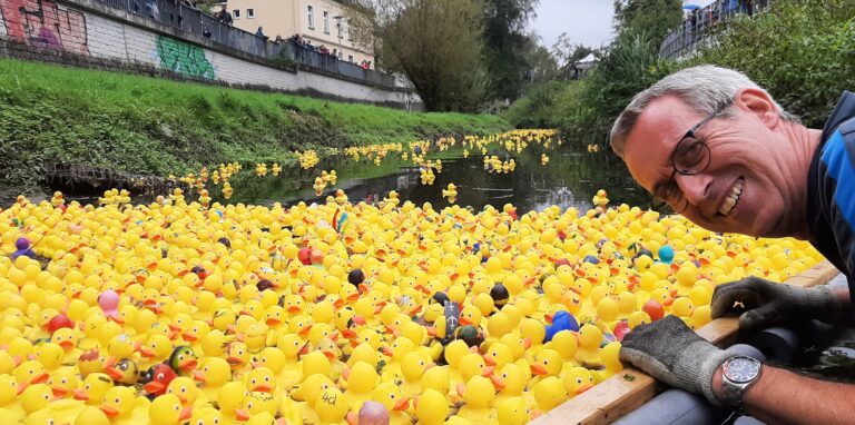 Diese Enten haben ihr Ziel erreicht. Stefan Ellinghaus, Mitglied des Rotary Clubs Kamen, fischt die ersten Enten aus dem  Wasser der Seseke. Die ersten 100 Enten wurden notiert. 