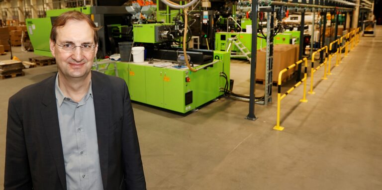 Werksleiter Frank Bublies in der Produktionshalle des Büroartikelherstellers Durable. In der Energiekrise werden die Maschinen, die Büroartikel herstellen, so eingestellt, dass sie sparsamer laufen.
