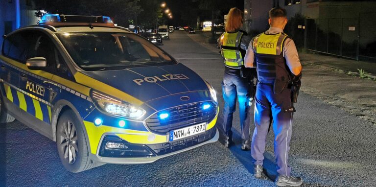 Bei einem Einsatz in Brackel hatte eine Polizistin Ende Juni auf einen Einbrecher geschossen und ihn schwer verletzt. Unser Archivbild zeigt Polizeibeamte bei dem Einsatz, die das Gelände sichern.