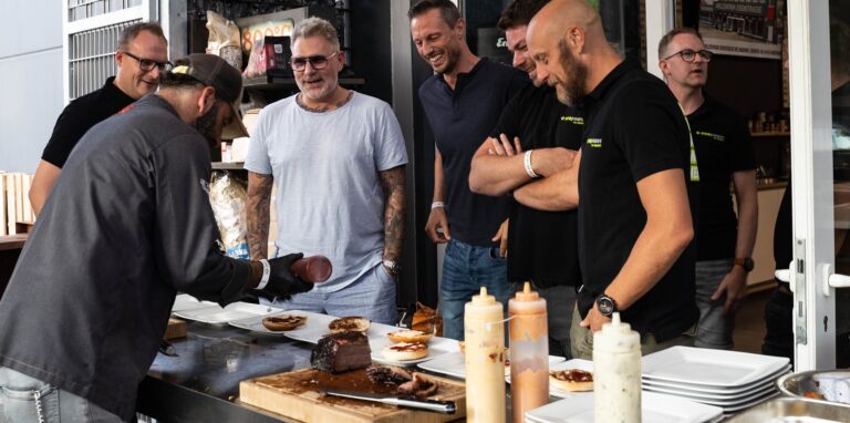 Männer grillen in der Dortmunder Grillakademie an der Eisenstraße.