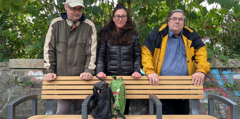 Detlef Dubielczyk (l.), Ulrike Seifert und Uwe Martinschledde engagieren sich im Projekt „Jeder Straße eine Bank“. Sie sorgen mit für die Bank an der Sonnenstraße und üben heftige Kritik an der neuen Bank gegen Obdachlose.