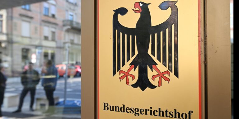 Ein Hinweisschild mit Bundesadler und dem Schriftzug «Bundesgerichtshof», aufgenommen vor dem Bundesgerichtshof (BGH).