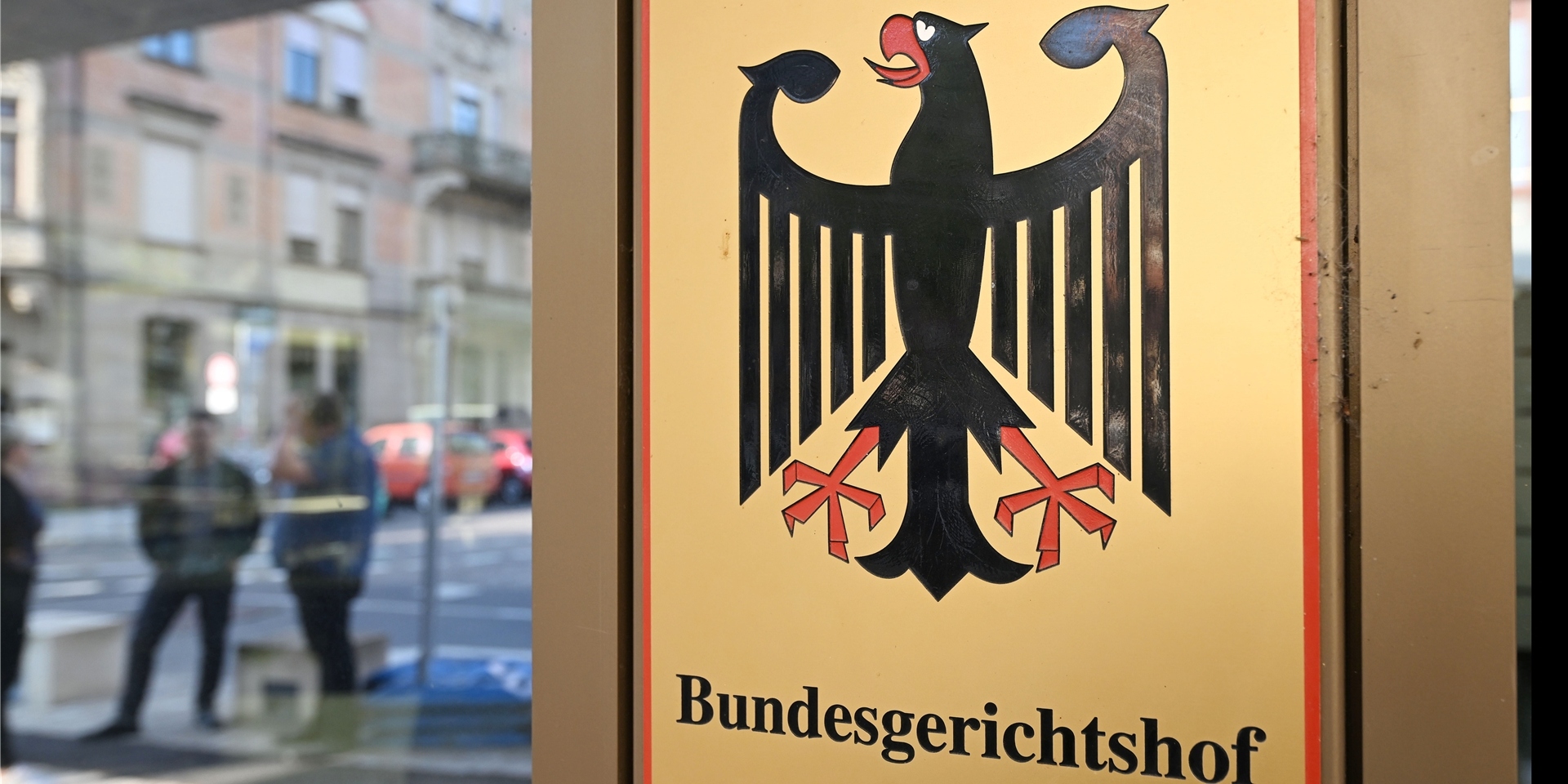 Ein Hinweisschild mit Bundesadler und dem Schriftzug «Bundesgerichtshof», aufgenommen vor dem Bundesgerichtshof (BGH).