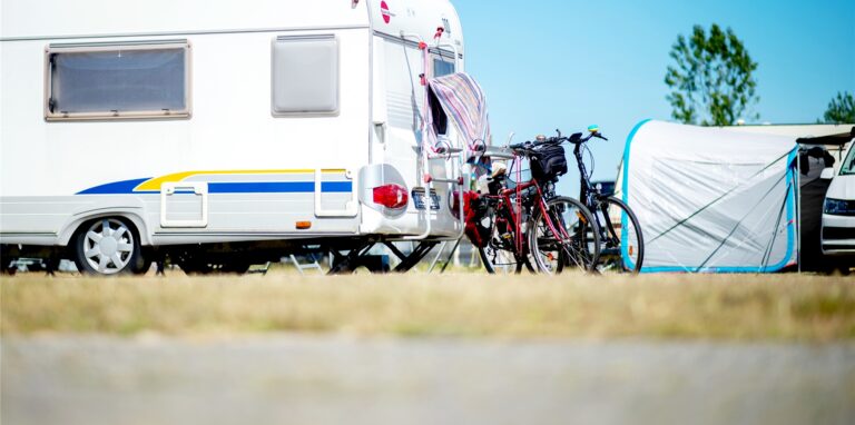 Um in Ruhe vor und nach der Reise alles ein- und wieder auszuladen zu können, planen Urlauber besser mehr Zeit ein. Vor allem sollte auf das Gewicht geachtet werden. Die Polizei bietet dazu am Samstag eine Aktion an.
