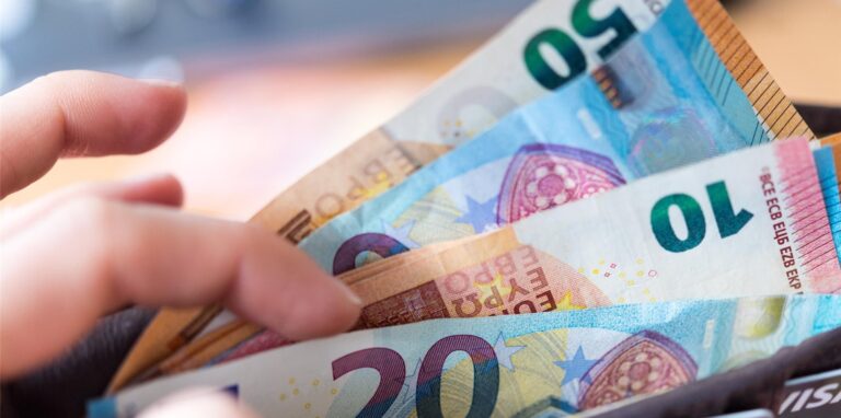 Mehrere Euroscheine in einer Hand.