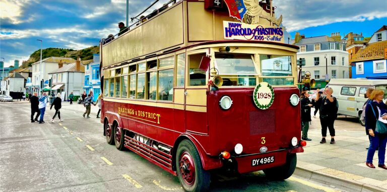 Mit dem Doppelstock-Bus „Happy Harold“ fuhren die Schwerter über die Uferpromenade von Hastings.