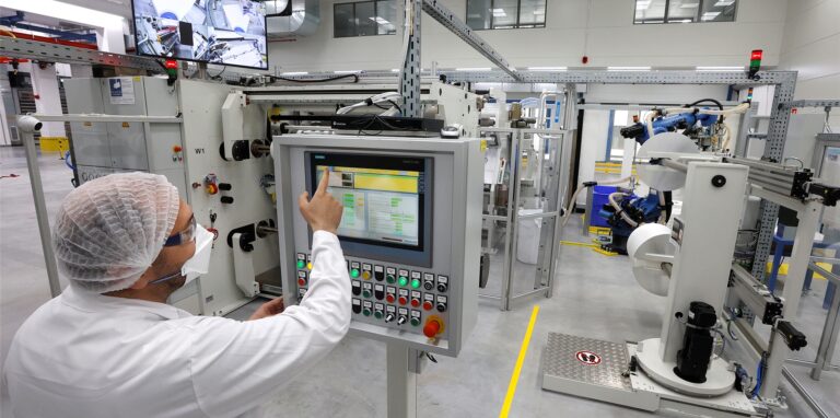 Die Schneidemaschine in der neuen Produktionshalle von 3M am Standort Kamen. Die Maschine bringt große Folien auf kleine Rollen, die später zu Wundpflaster verarbeitet werden. Das Werk an der Edisonstraße benötigt viel Energie.