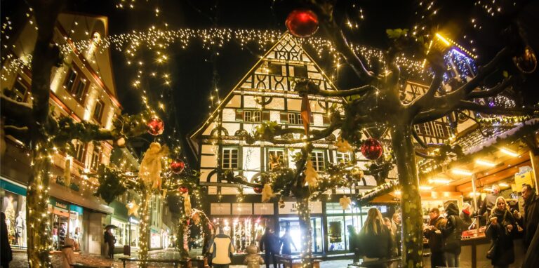 Weihnachtsbeleuchtung leuchtet grell auf dem Marktplatz in Unna.