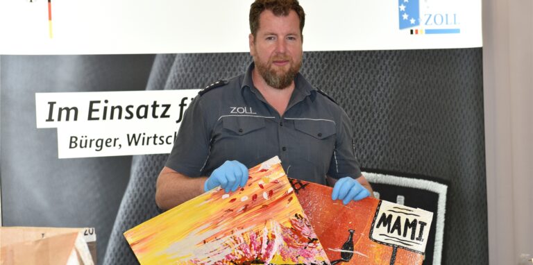 Pressesprecher Jens Ahland zeigt Bilder aus hochreinem Kokain.