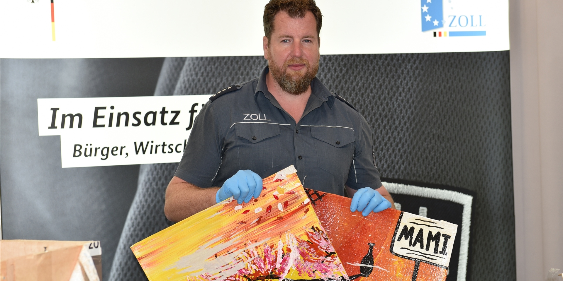 Pressesprecher Jens Ahland zeigt Bilder aus hochreinem Kokain.