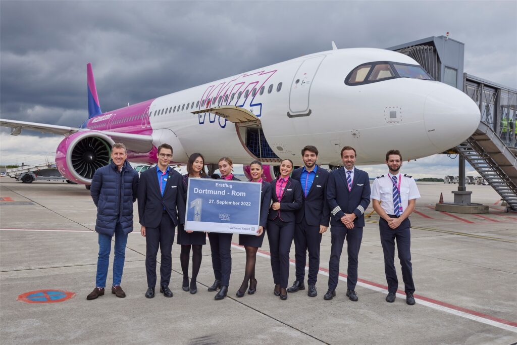 Erstmalig ist die ungarische Fluggesellschaft Wizz Air am 27.9. von Dortmund nach Rom geflogen. Guido Miletic, Leiter Airport Services und Marketing, begrüßte die Crew auf dem Vorfeld. Erstmalig ist die ungarische Fluggesellschaft Wizz Air am 27.9. von Dortmund nach Rom geflogen. Guido Miletic, Leiter Airport Services und Marketing, begrüßte die Crew auf dem Vorfeld.