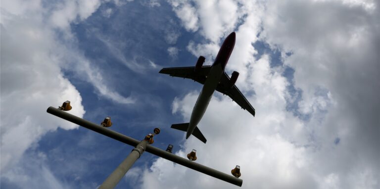 Ein Flugzeug ist im Landeanflug auf den Flughafen Dortmund (Archiv). Ein Unbekannter blendete am Dienstag einen Piloten, als er über Heeren-Werve die Landung einleitete.