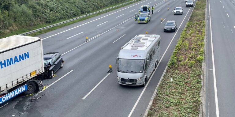 Unmittelbar unter der Autobahnbrücke Derner Straße war es zu einem Auffahrunfall auf der A1 gekommen.