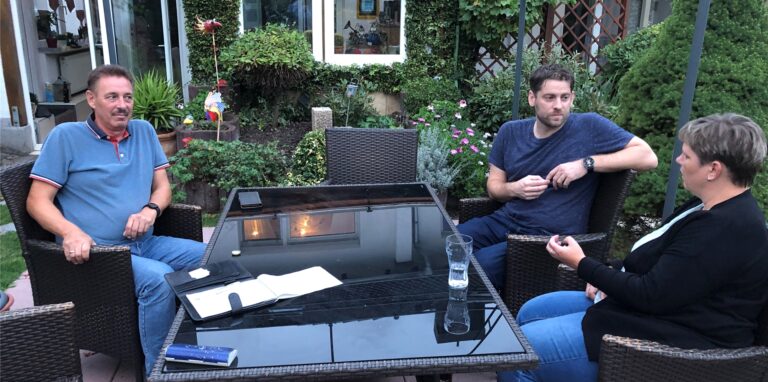 Die Mitglieder der Siedlergemeinschaft An der Landwehr aus Bergkamen, Rüdiger Hoffmann, Marco Seyffert und Sonja Kloster (v.l.)  plagen sich derzeit mit der Grundsteuer-Erklärung herum. So wie alle anderen Immobilienbesitzer auch.