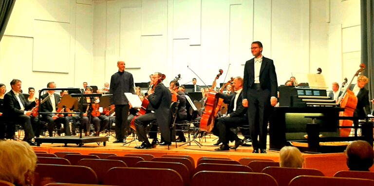 Christian Schmitt (stehend rechts) begeisterte in der Konzertaula. Er zählt seit seinen Debüts bei den Berliner Philharmonikern und den Salzburger Festspielen zu den international gefragtesten Organisten.