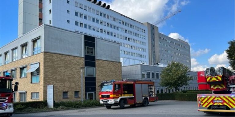 Mit mehreren Wagen rückte die Feuerwehr Lünen am Donnerstagmittag (29. September) zum Marienhospital in Lünen an.