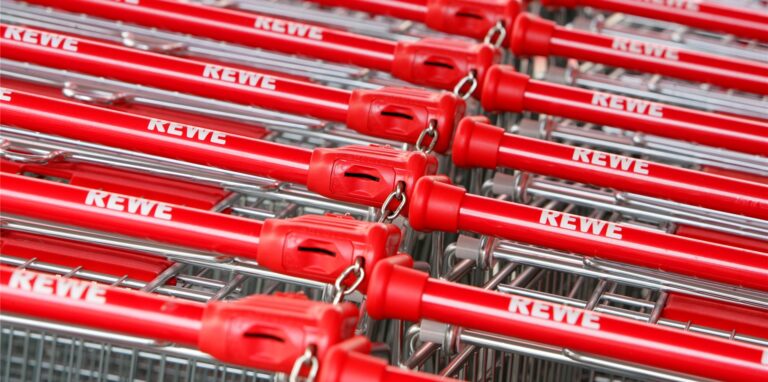 Einkaufen bei Rewe, Aldi und Penny wird künftig eine andere Anmutung haben: Wer die Märkte besucht, erblickt parkende Autos unter Solardächern.