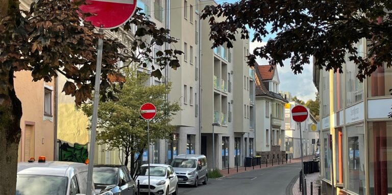 Die Einbahnstraßen-Regelung ist mit der Baustart der Villa Möcking im April 2019 eingeführt worden. Möglicherweise wird aus dem Provisorium eine Dauerlösung.