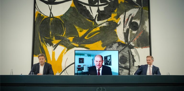 Robert Habeck (Bündnis 90/Die Grünen, l-r), Bundesminister für Wirtschaft und Klimaschutz, Bundeskanzler Olaf Scholz (SPD, Monitor) und Christian Lindner (FDP), Bundesminister der Finanzen, stellen Pläne der Bundesregierung zur Energieversorgung und Preisbegrenzung für Gas vor.
