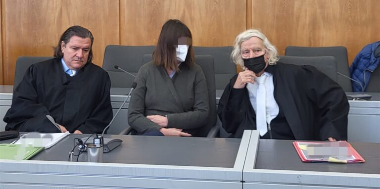 Die Angeklagte aus Kirchhellen zwischen ihren Verteidigern Malte Englert (links) und Siegmund Benecken (rechts).