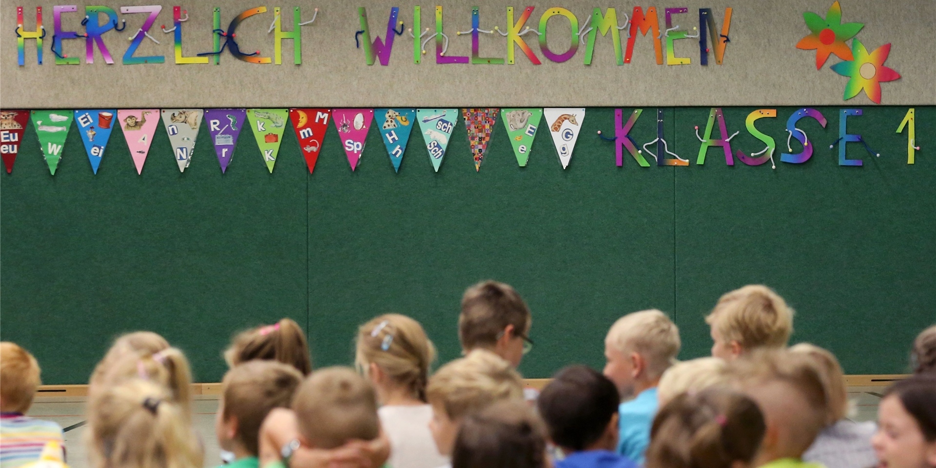 Kinder in einer Grundschulklasse