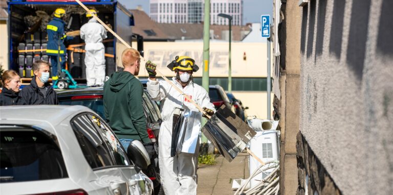 Gerätschaften werden in einen Lkw geräumt.