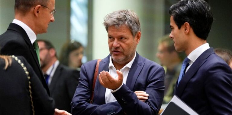 Bundeswirtschaftsminister Robert Habeck (M) mit dem ungarischen Außenminister Peter Szijjarto (l) und dem niederländischen Energieminister Rob Jetten beim Treffen in Brüssel.