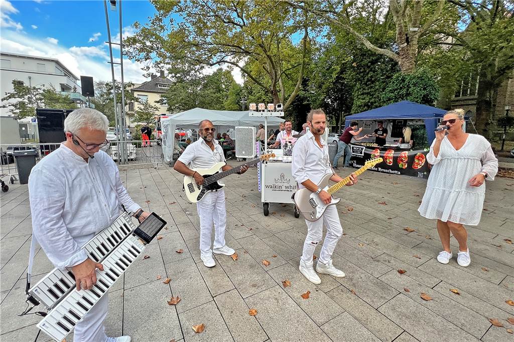 Impressionen vom Streetfood-Markt in Holzwickede am 8. September 2022. Musik-Act Walking White.