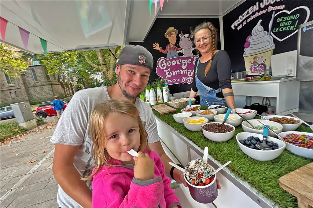 Impressionen vom Streetfood-Markt in Holzwickede am 8. September 2022. Emilia freut sich auf ihren "Frozen Yoghurt".