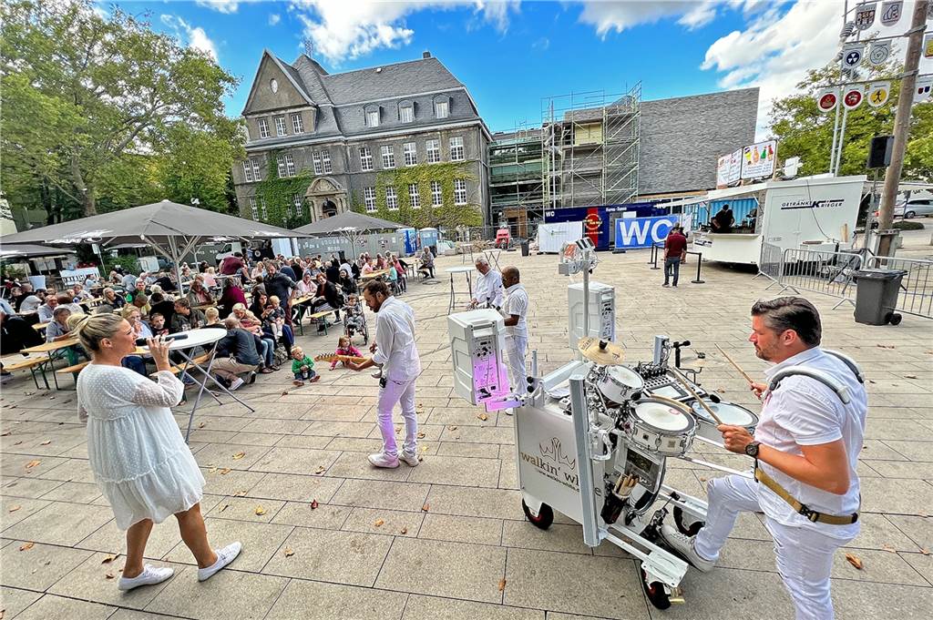 Impressionen vom Streetfood-Markt in Holzwickede am 8. September 2022. Musik-Act Walking White.