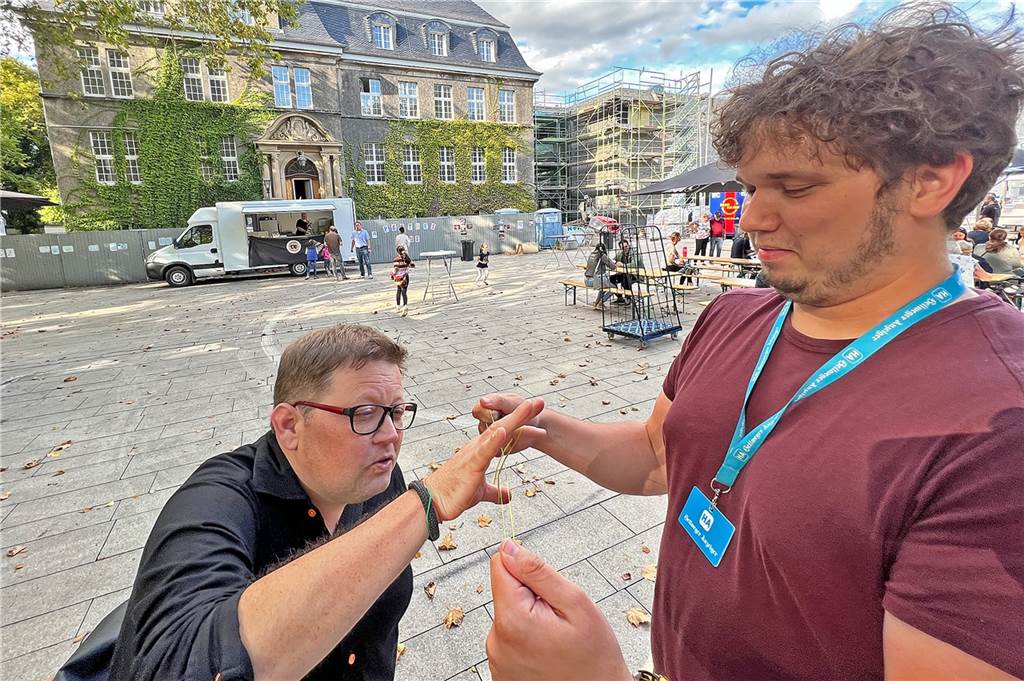 Impressionen vom Streetfood-Markt in Holzwickede am 8. September 2022. Max Zienau lässt sich von Magier Jan Hendrix verzaubern.