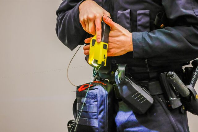 Die Polizei hat Mitte Januar ihre neuen Elektro-Taser vorgestellt.