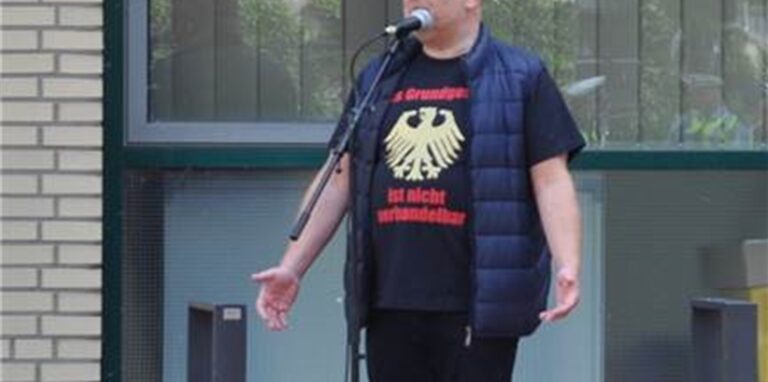 Das Archivbild zeigt Peter Pasternak im Mai 2020 als Redner auf einer Demo gegen Corona-Auflagen auf dem Marktplatz in der Lüner City.