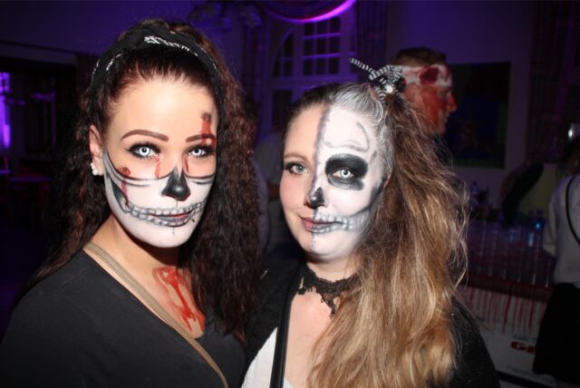 Auch diese beiden Damen hatten sich für die Halloween-Party im Bürgerhaus Brambauer entsprechend zurecht gemacht.