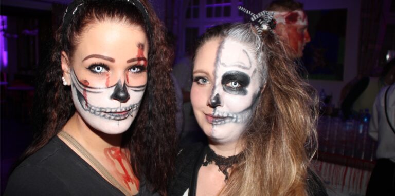 Auch diese beiden Damen hatten sich für die Halloween-Party im Bürgerhaus Brambauer entsprechend zurecht gemacht.
