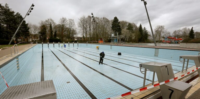Rund um das Freibad werden in den kommenden Wochen Bäume gefällt. Das kündigte die Stadt Kamen jetzt an.