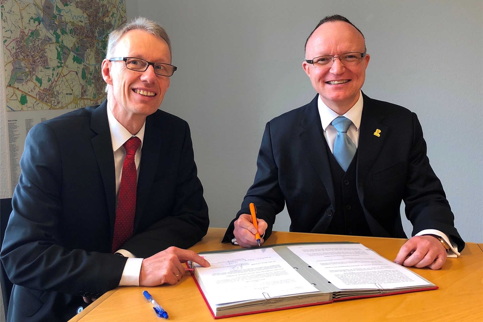 Das Archivbild zeigt Lünens ehemaligen Wirtschaftsförderer Eric Swehla (r.) und seinen vorläufigen Nachfolger Dr. Michael Dannebom, der außerdem noch bis zum Sommer dieses Jahres zweiter Geschäftsführer der Wirtschaftsförderung Kreis Unna (WFG) ist.