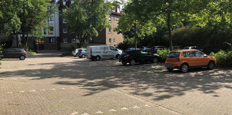 Auf dem kleinen Parkplatz „im Ohr“ an der Lönsstraße stehen einige parkende Autos.