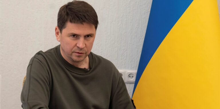 Mychajlo Podoljak, externer Berater des ukrainischen Präsidentenbüros, spricht während eines Interviews.
