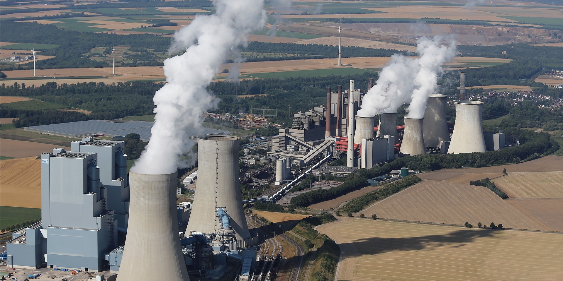 Das RWE-Braunkohlekraftwerk Neurath I und II in Grevenbroich-Neurath.