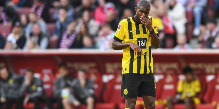 BVB-Stürmer Anthony Modeste blickt enttäuscht zur Seite.