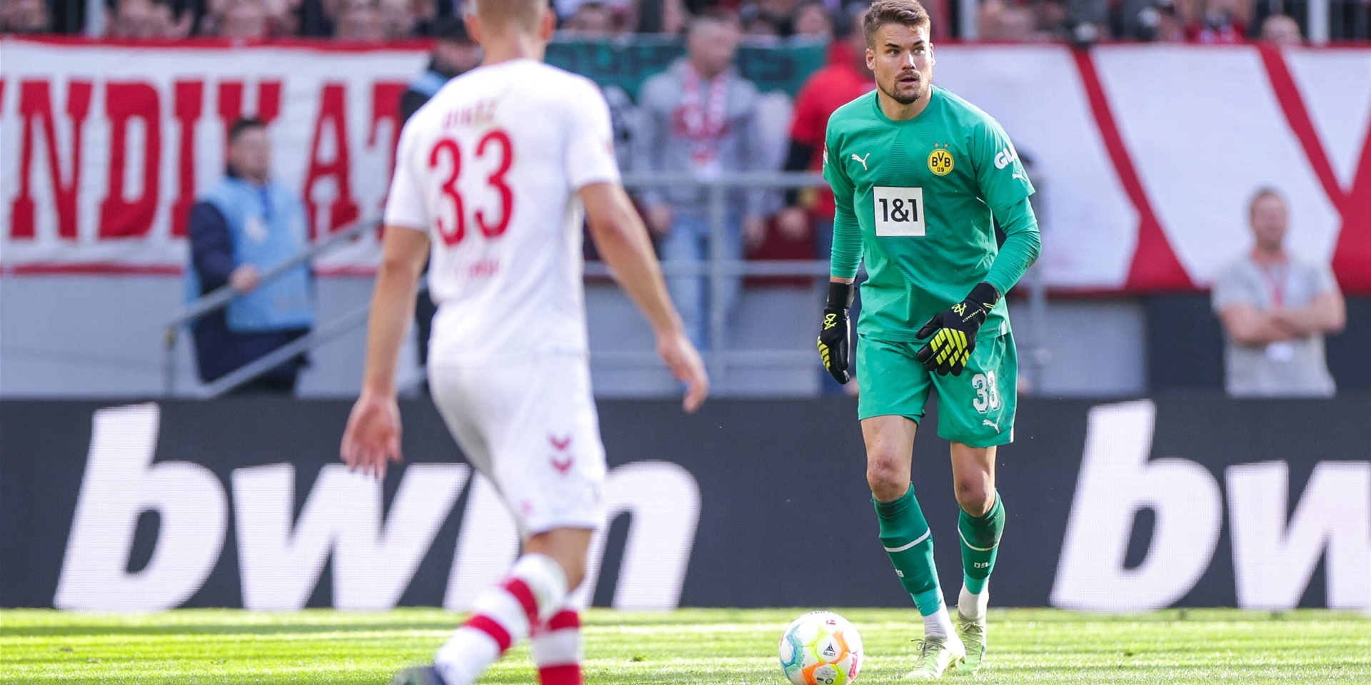 BVB-Torhüter Alexander Meyer mit dem Ball am Fuß.