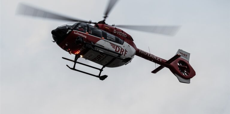 Ein Rettungshubschrauber fliegt.