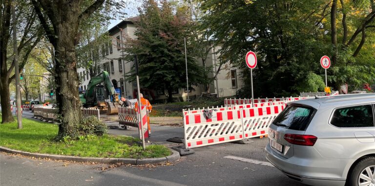 Mitarbeiter der Stadt sperren am Dienstagmorgen (4.10.) die Märkische Straße in Richtung City ab. In Höhe der Friedrich-Uhde-Straße am Finanzamt-West untersucht der Kampfmittelbeseitigungsdienst den Baustellenbereich auf mögliche Blindgänger aus dem Zweiten Weltkrieg.