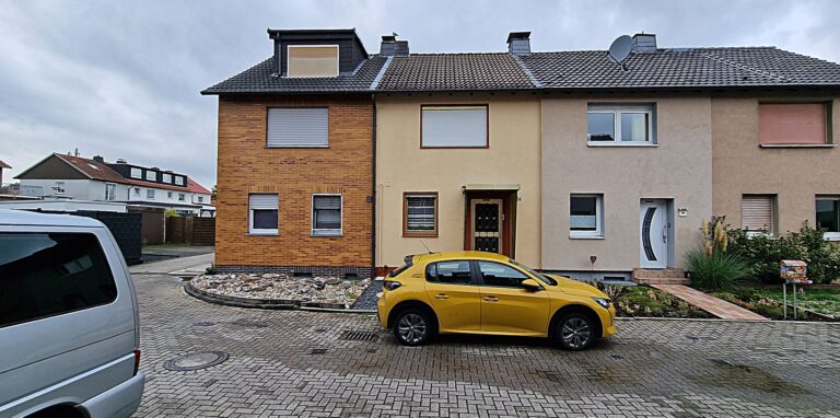 Häuserzeile mit einem Verkaufsobjekt an der Bergstraße in Heeren-Werve: „Das Bedürfnis nach einer Anpassung des Marktpreises ist da“, sagt ein Immobilienexperte über die Situation in Kamen.