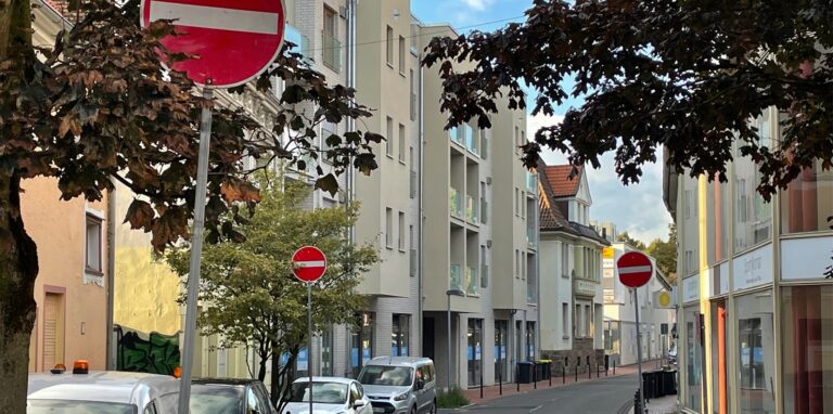Die Einbahnstraßen-Regelung auf der Nordstraße ist mit der Ausweitung der Bauarbeiten für die Villa Möcking im April 2019 eingeführt worden. Aus dem Provisorium wird nun eine Dauerlösung.