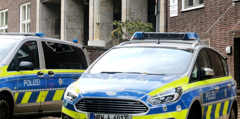 Polizeiwagen stehen vor dem Polizeipräsidium in Mülheim an der Ruhr.
