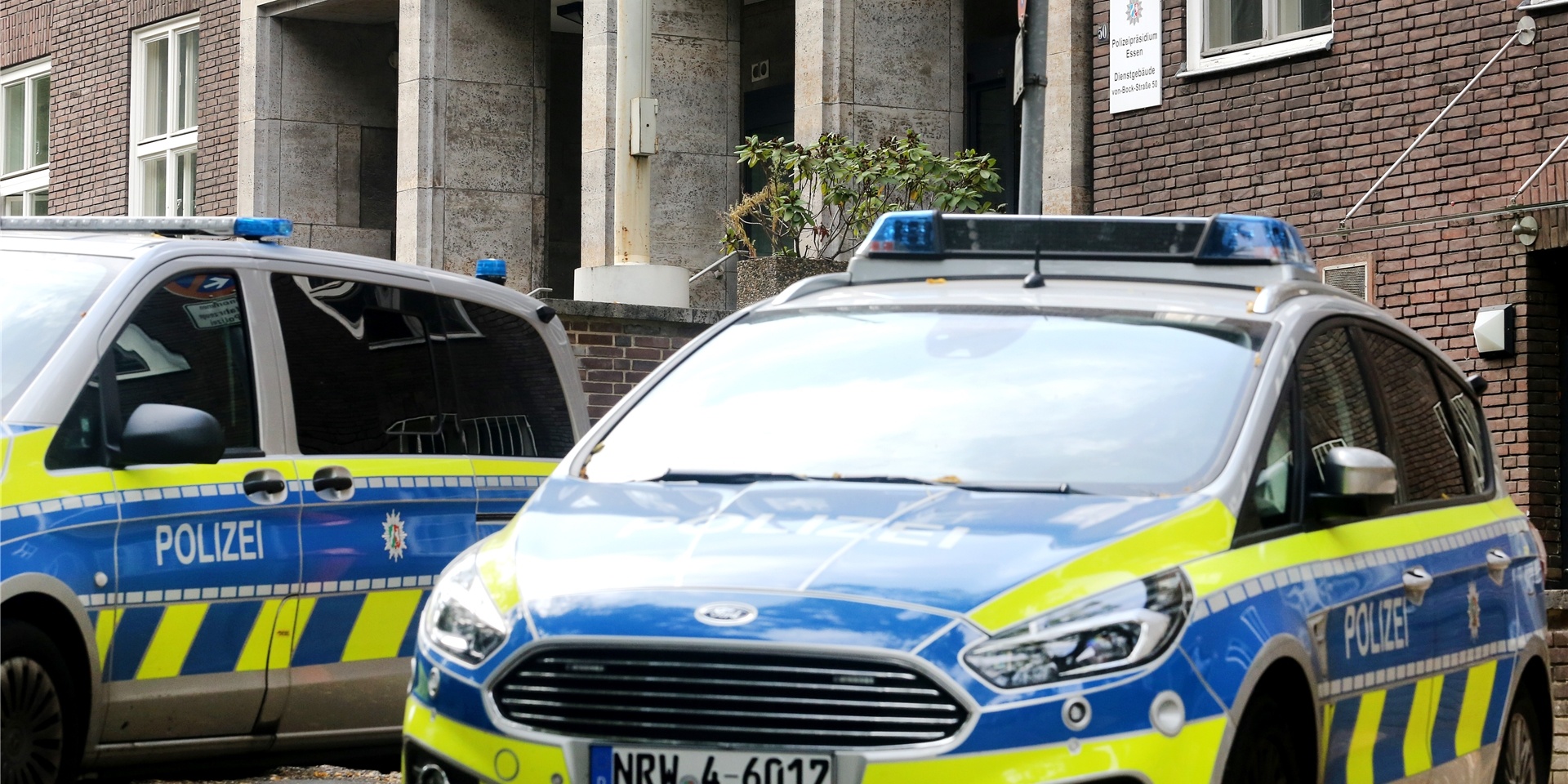 Polizeiwagen stehen vor dem Polizeipräsidium in Mülheim an der Ruhr.